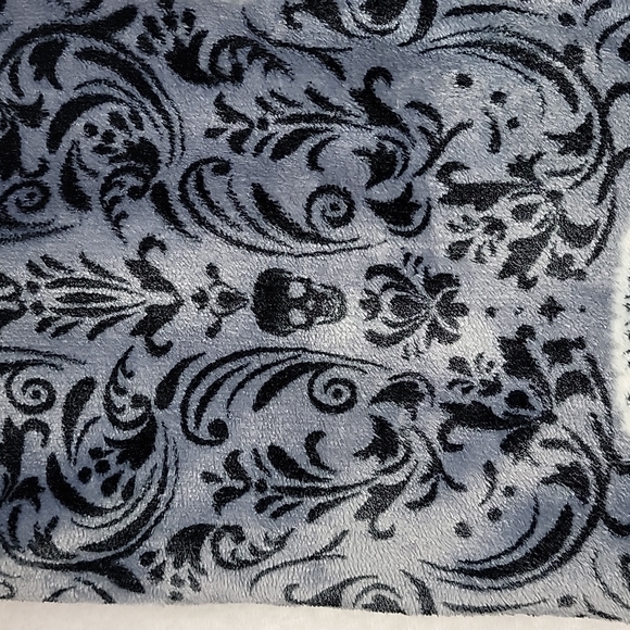 Betsey Johnson Skulls Halloween Limited Edition Throw Blanket - Picture 3 of 9